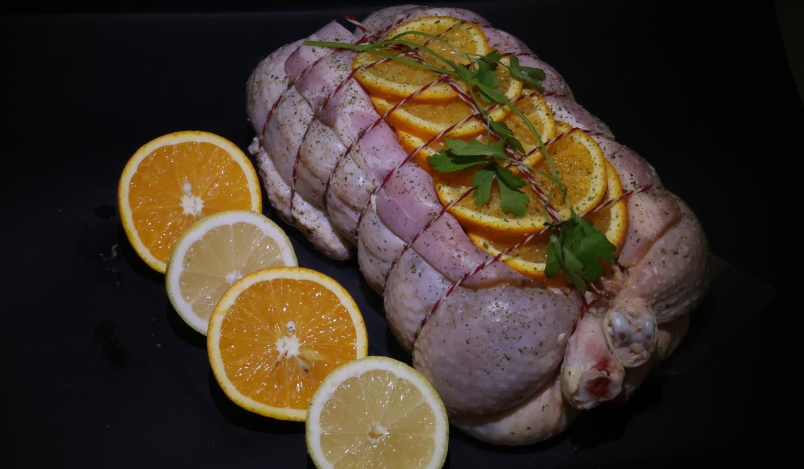 pollo relleno hecho en madrid sur en la polleria de jose en leganes en el mercado santo niño
